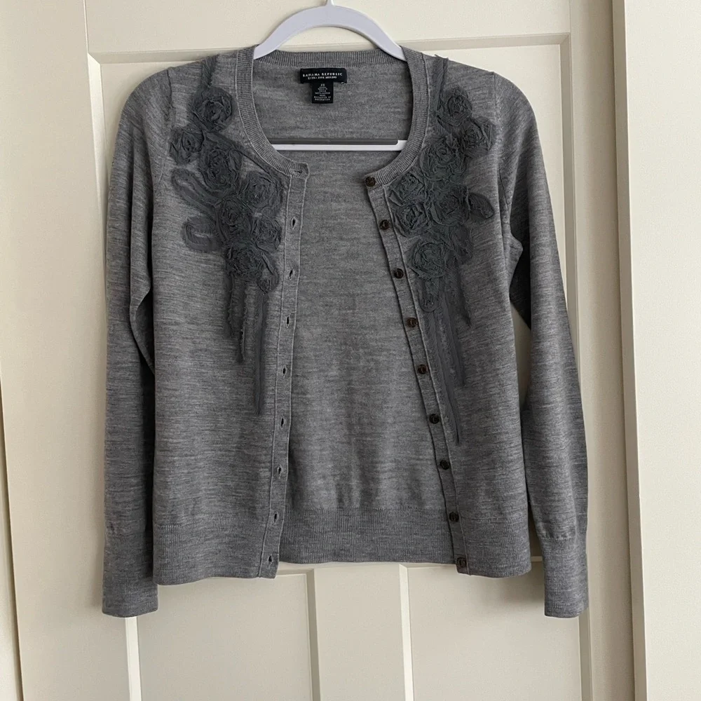 Banana Republic 100% Merino Wool cardigan, size XS. - Picture 3 of 9